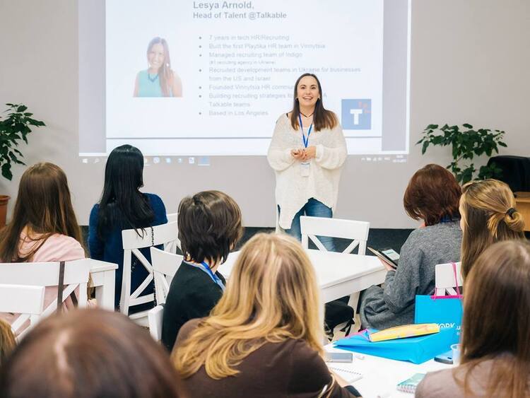 Компанию делают талантливые люди. Диалог с Лесей Арнольд